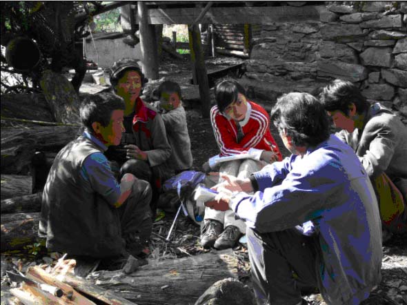 与德钦县环保局扎西在德钦县云岭乡永芝村民小组进行村民访谈。